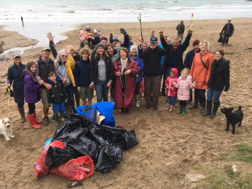 beach clean at bigbury on sea